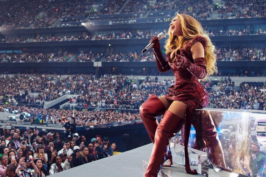 Beyonce Reveals Gender of a Fans Baby on Stage