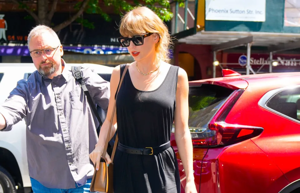 Taylor Swift subtly leveled up a simple summer outfit 4